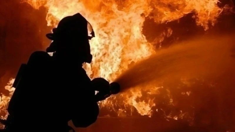 Минувшей ночью в Астрахани горели дом и гараж с автомобилем