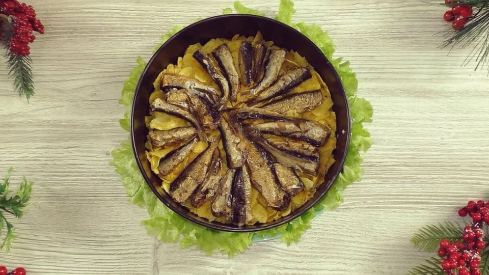 Пикантный слоёный салат со шпротами