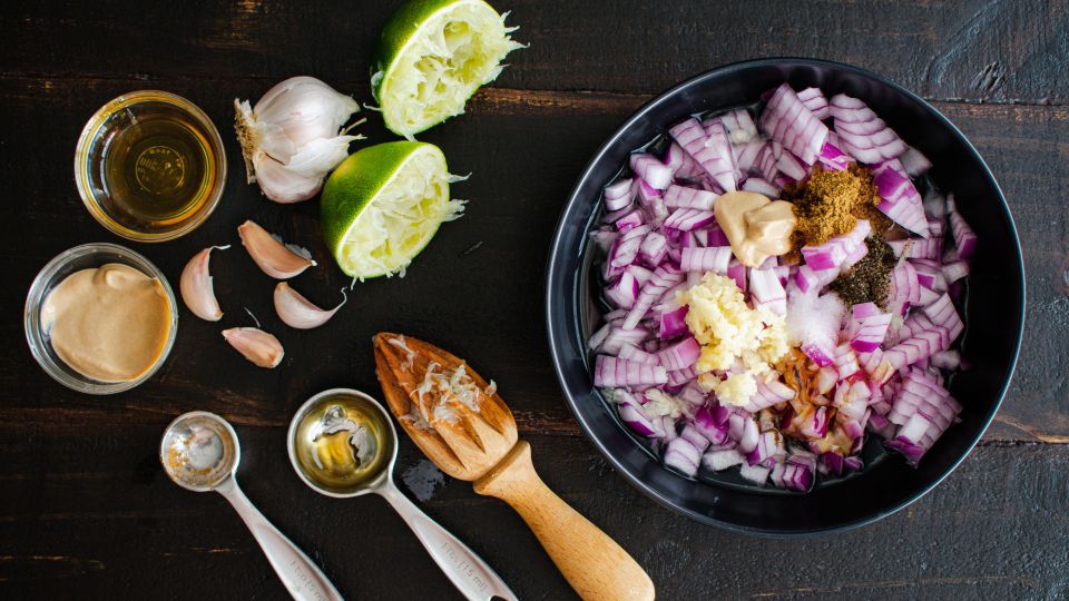 Этот рецепт маринованного лука придется по вкусу даже детям: медовый маринад сделает свое дело