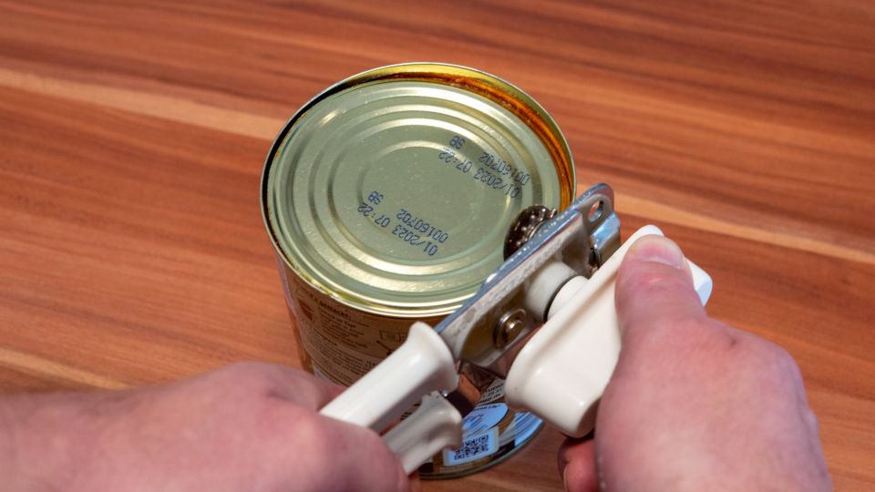 Секундная хитрость для продвинутых хозяев: как почистить «открывашку» для банок