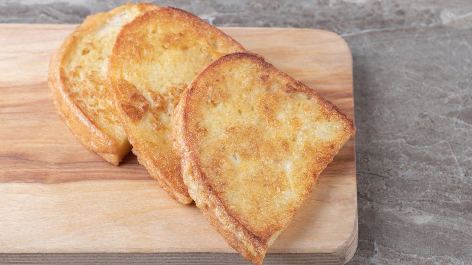 Вкус детства: эти сладкие гренки сметут со стола за минуту