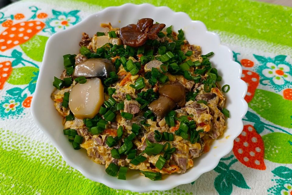 Необычный салат с куриной печенью и грибами: удивите своих гостей