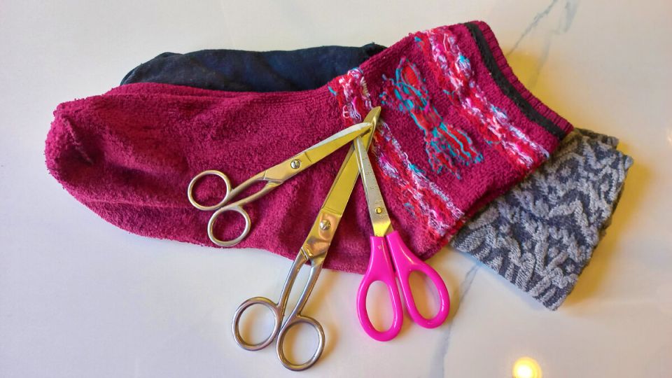 Как сделать полезную тряпку для уборки из старых носков