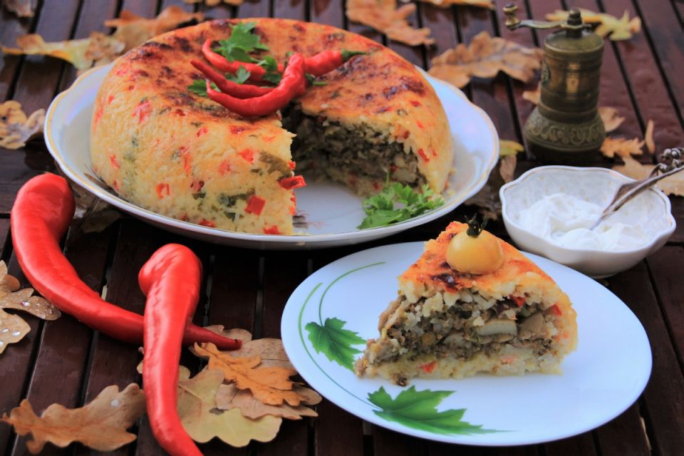 Вкусное решение для ужина: рисовая запеканка с мясом и грибами